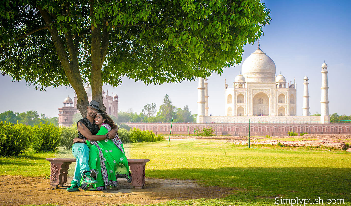 Taj Mahal Sunrise Tour | Taj Mahal Photo Shoot | Golden Triangle India |  India Golden Trian… | Couple photography poses, Couple picture poses,  Travel pictures poses